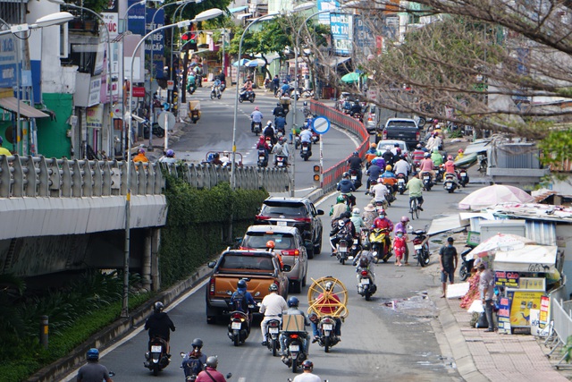 Sài Gòn nhộn nhịp trở lại, nhiều tuyến đường kẹt xe giờ cao điểm - Ảnh 9.