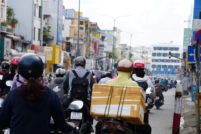 Sài Gòn nhộn nhịp trở lại, nhiều tuyến đường kẹt xe giờ cao điểm - Ảnh 11.