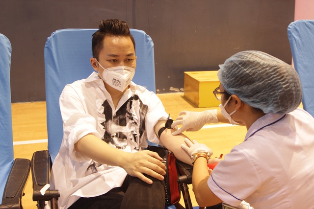 Ca sỹ Tùng Dương tham gia hiến máu tại Hà Tĩnh - Ảnh 2.