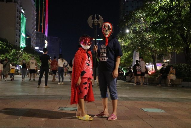 Nhiều người bị CSGT xử phạt khi tham gia lễ hội hoá trang tại phố đi bộ - Ảnh 5.
