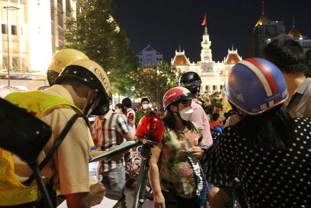 Nhiều người bị CSGT xử phạt khi tham gia lễ hội hoá trang tại phố đi bộ - Ảnh 4.