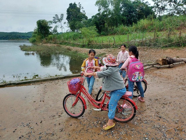 Thanh Hóa: Hàng chục học sinh “cược” mạng sống lên bè qua sông - Ảnh 1.