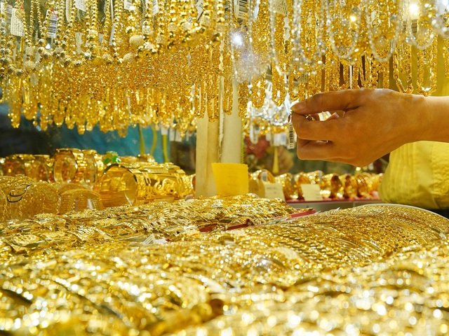 Giá vàng chính thức vượt 60 triệu đồng/lượng - Ảnh 1.