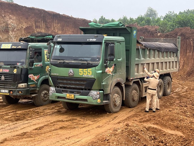 Thanh Hóa: Người dân mang gỗ, đá chặn đường tỉnh lộ ngăn xe tải chở đất - Ảnh 3.