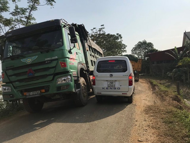 Thanh Hóa: Người dân mang gỗ, đá chặn đường tỉnh lộ ngăn xe tải chở đất - Ảnh 2.