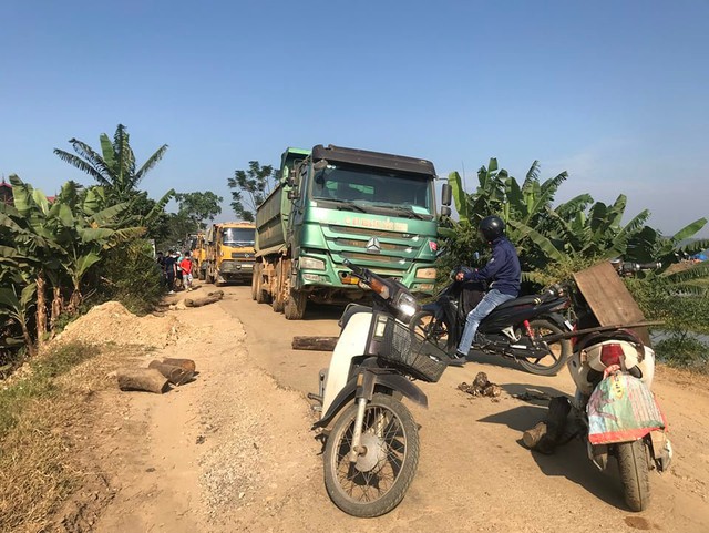 Thanh Hóa: Người dân mang gỗ, đá chặn đường tỉnh lộ ngăn xe tải chở đất - Ảnh 1.