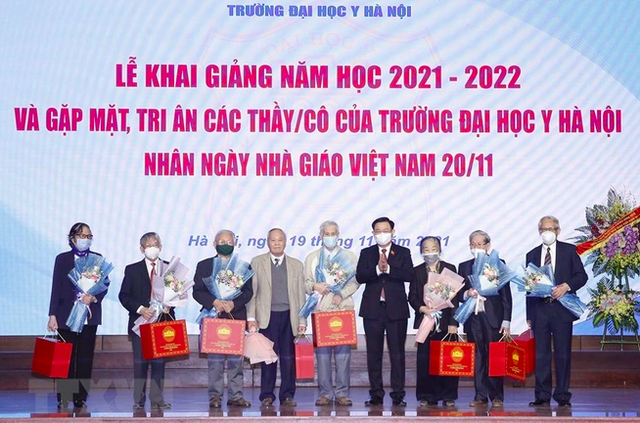 Chủ tịch Quốc hội thăm và chúc mừng Trường Đại học Y Hà Nội nhân ngày Nhà giáo Việt Nam  - Ảnh 2.