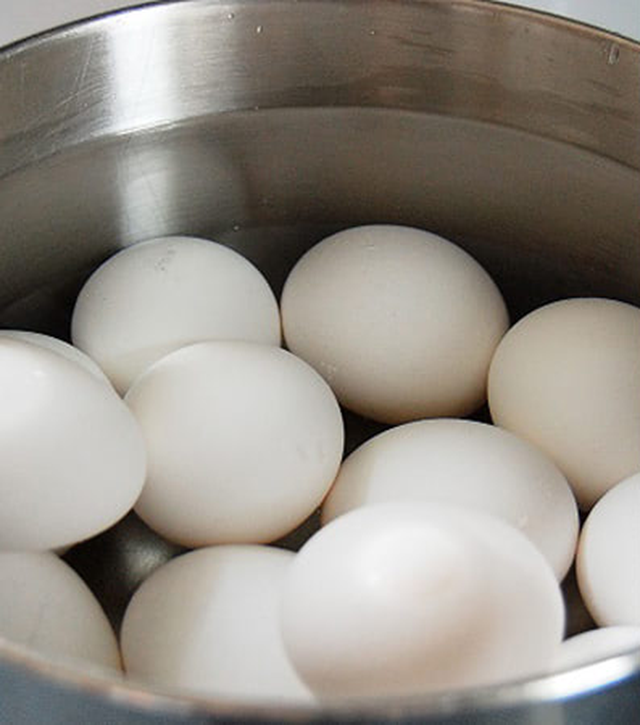 Bí quyết dùng thêm tô nước đá để trứng nào cũng thành lòng đào ngon miệng, đẹp mắt - Ảnh 3.