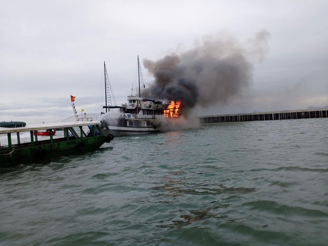 Quảng Ninh: Hình ảnh 2 tàu du lịch bất ngờ bốc cháy trên vịnh Hạ Long - Ảnh 3.