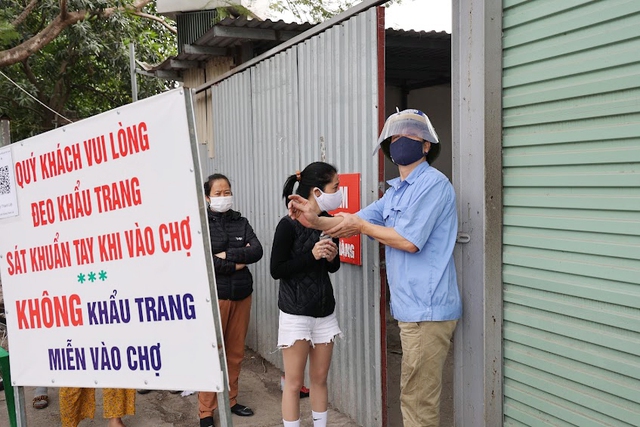 Hà Nội: Tạm đóng cửa chợ do người bán gà mắc COVID-19, nhiều tiểu thương vẫn chủ quan trước dịch - Ảnh 6.