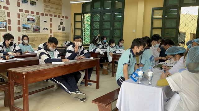 Hải Phòng ngày đầu triển khai tiêm vaccine cho học sinh - Ảnh 4.