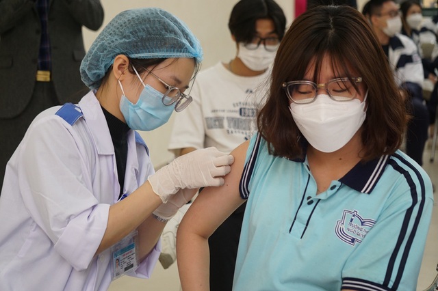 Hải Phòng ngày đầu triển khai tiêm vaccine cho học sinh - Ảnh 6.