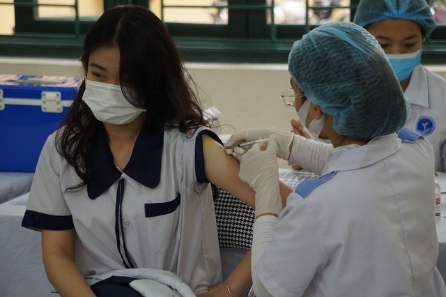 Hải Phòng ngày đầu triển khai tiêm vaccine cho học sinh - Ảnh 7.
