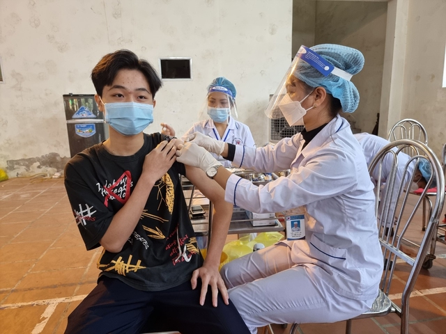 Hải Phòng ngày đầu triển khai tiêm vaccine cho học sinh - Ảnh 10.