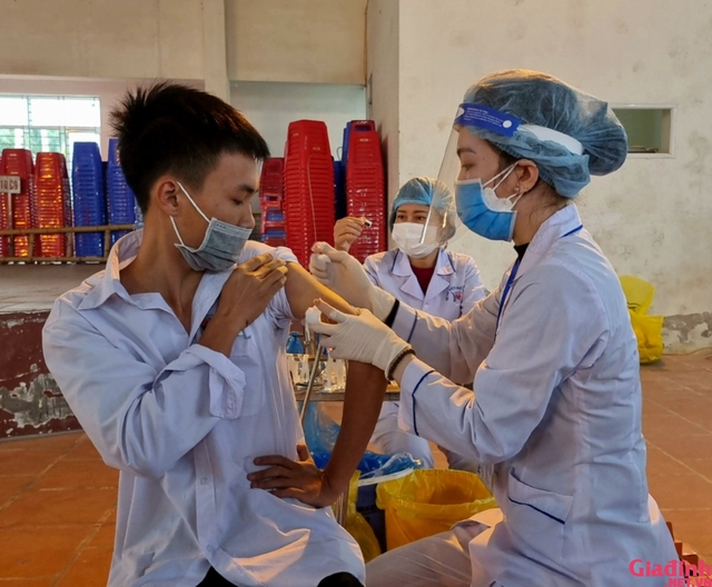 Hải Phòng ngày đầu triển khai tiêm vaccine cho học sinh - Ảnh 11.