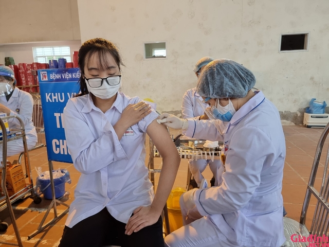 Hải Phòng ngày đầu triển khai tiêm vaccine cho học sinh - Ảnh 12.