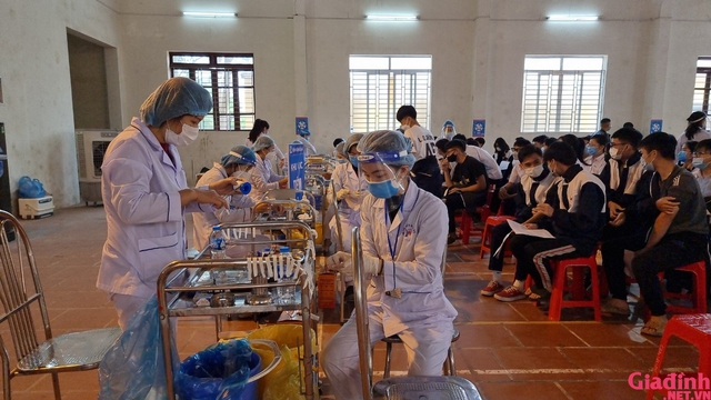 Hải Phòng ngày đầu triển khai tiêm vaccine cho học sinh - Ảnh 13.