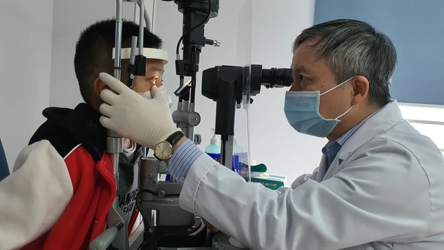 Chọn kính thuốc cho trẻ không dễ và những lưu ý của bác sĩ chuyên khoa Mắt - Ảnh 1. Chọn kính thuốc cho trẻ không dễ và những lưu ý của bác sĩ chuyên khoa Mắt - Ảnh 1.