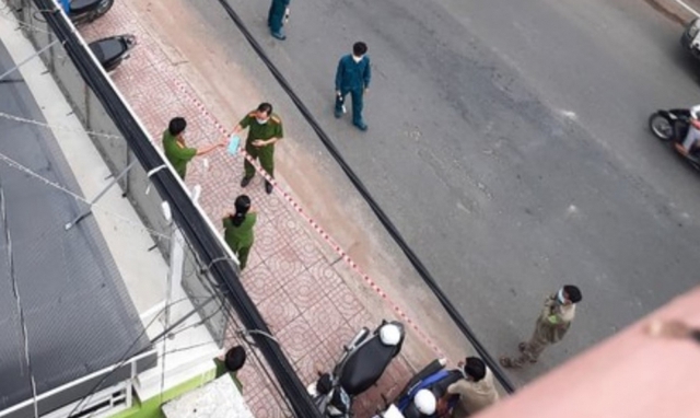 Tìm ra nguyên nhân vụ vợ chồng chết bất thường, để lại con gái 5 tuổi trong nhà nghỉ ở Long An
- Ảnh 2. Tìm ra nguyên nhân vụ vợ chồng chết bất thường, để lại con gái 5 tuổi trong nhà nghỉ ở Long An
- Ảnh 2.