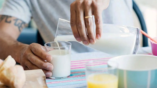  Không phải buổi sáng, đây mới là thời điểm uống sữa mang lại nhiều công dụng tốt nhất cho sức khỏe - Ảnh 2.