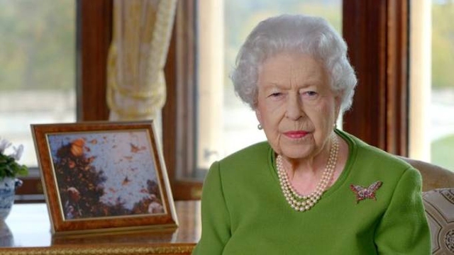 Không xuất hiện trực tiếp, tín hiệu rõ ràng từ Nữ hoàng Anh khiến nhà Meghan hiểu họ đã thực sự bị &quot;ra dìa&quot; - Ảnh 2.