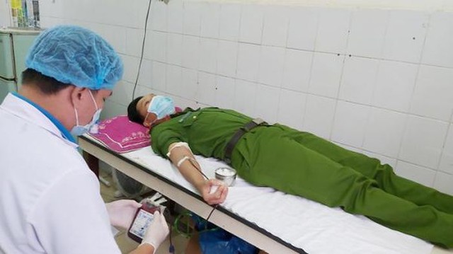 Cán bộ Công an Hà Tĩnh hiến máu cứu bệnh nhân qua cơn nguy kịch - Ảnh 1.
