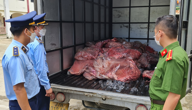 Hơn 650 kg sườn lợn bốc mùi hôi thối, tiểu thương ở Nghệ An vẫn &quot;nhắm mắt&quot; tiêu thụ mang đi tiêu thụ - Ảnh 2.