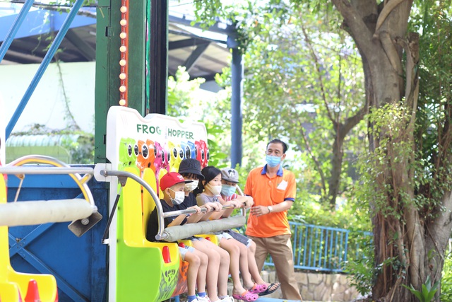 Công viên văn hóa Đầm Sen vắng vẻ trong ngày đầu mở cửa đón khách - Ảnh 3.