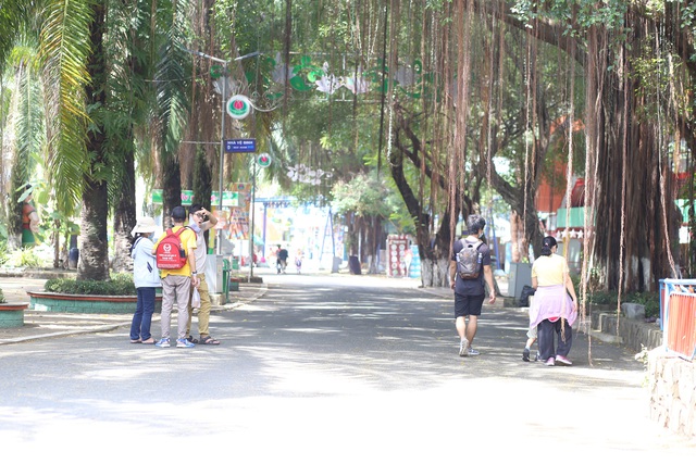 Công viên văn hóa Đầm Sen vắng vẻ trong ngày đầu mở cửa đón khách - Ảnh 2.