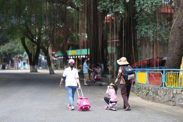 Công viên văn hóa Đầm Sen vắng vẻ trong ngày đầu mở cửa đón khách - Ảnh 6.