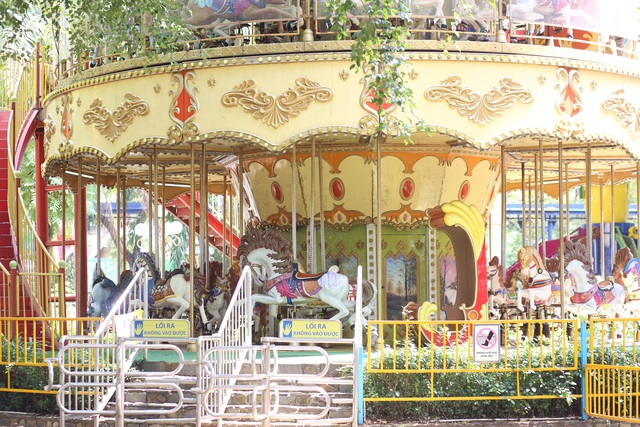 Công viên văn hóa Đầm Sen vắng vẻ trong ngày đầu mở cửa đón khách - Ảnh 7.