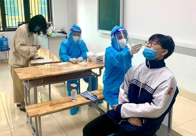 Học sinh trường THPT Hồng Quang (TP Hải Dương) được nhân viên y tế lấy mẫu xét nghiệm sáng qua sau khi 1 học sinh lớp 12 được phát hiện mắc COVID-19