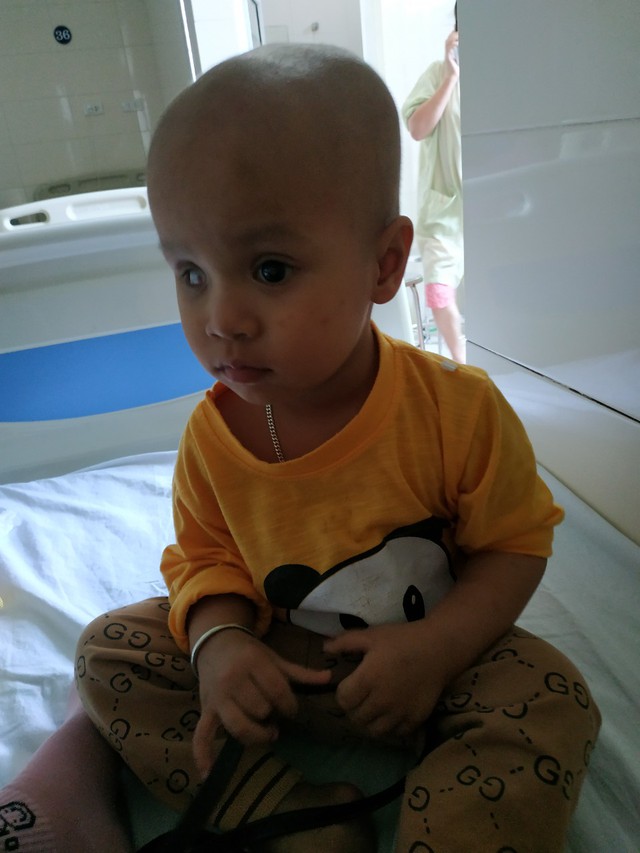 Xót xa bé trai 2 tuổi đôi mắt mất dần ánh sáng vì căn bệnh ung thư - Ảnh 2.