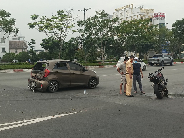 Xe phân khối lớn đâm nát đuôi ô tô trên đại lộ Phạm Văn Đồng - Ảnh 1.