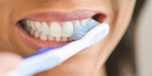 5 thói quen tàn phá răng lợi của bạn, không muốn hỏng răng sớm cần tránh ngay - Ảnh 2.