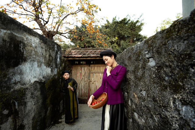 Bộ ảnh đẹp nhất từ trước đến nay bên cây hồng trăm tuổi ở Ninh Bình, xem xong nitizen khuyên đừng mặc hanbok Hàn Quốc nữa - Ảnh 3.