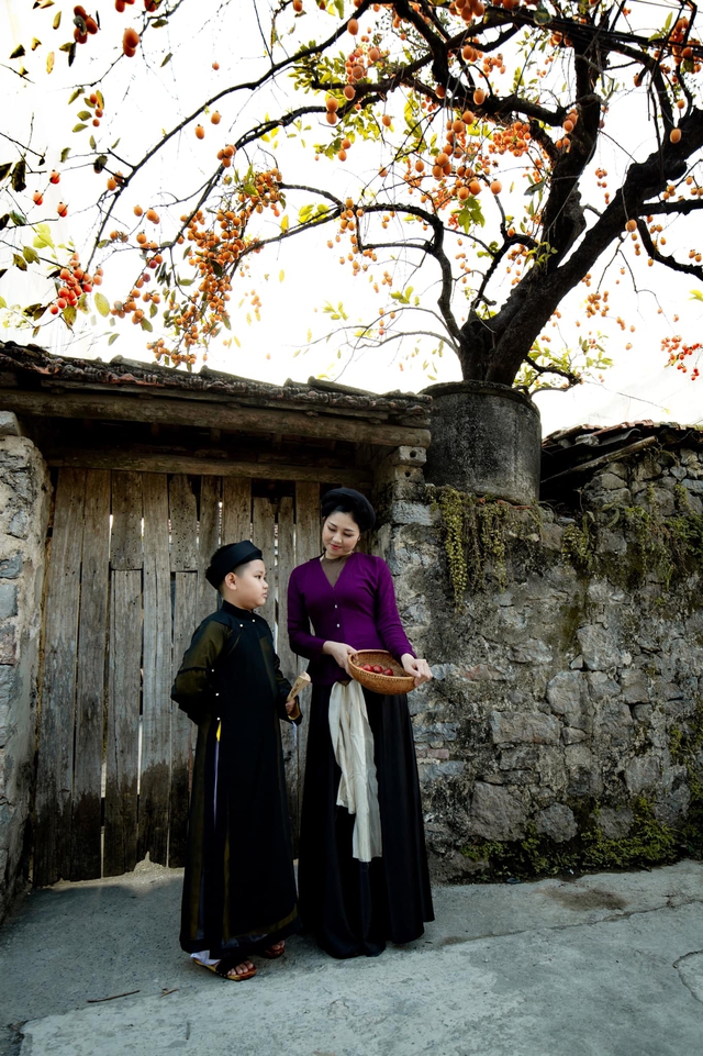 Bộ ảnh đẹp nhất từ trước đến nay bên cây hồng trăm tuổi ở Ninh Bình, xem xong nitizen khuyên đừng mặc hanbok Hàn Quốc nữa - Ảnh 5.