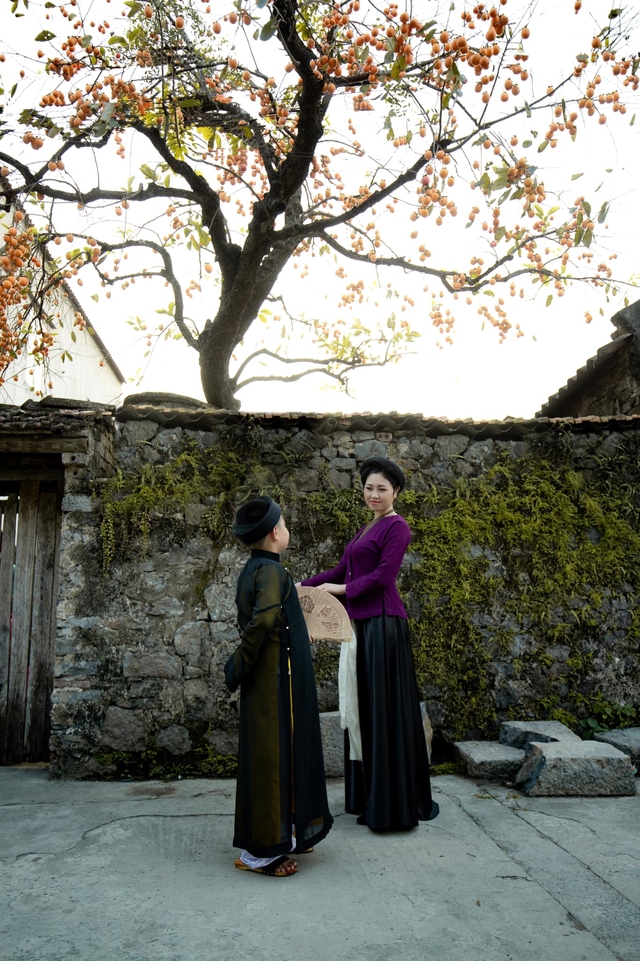 Bộ ảnh đẹp nhất từ trước đến nay bên cây hồng trăm tuổi ở Ninh Bình, xem xong nitizen khuyên đừng mặc hanbok Hàn Quốc nữa - Ảnh 4.