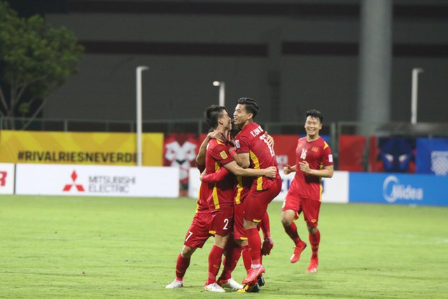 Thắng &quot;ngon lành&quot; Malaysia với tỉ số 2-0, tuyển Việt Nam ăn mừng kiểu &quot;người sói&quot; - Ảnh 3.