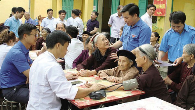 Tỉ lệ khám sức khỏe định kỳ hàng năm cho người cao tuổi của các quận, huyện Hà Nội đạt 84% - Ảnh 1.