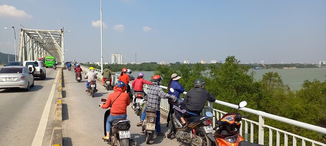 Tìm thấy thi thể người đàn ông nghi nhảy cầu Bến Thủy tự vẫn   - Ảnh 1.