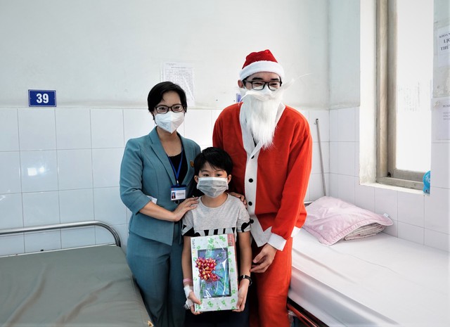 Điều ước đặc biệt đêm giáng sinh của cậu bé 8 tuổi đang điều trị COVID-19 - Ảnh 2.