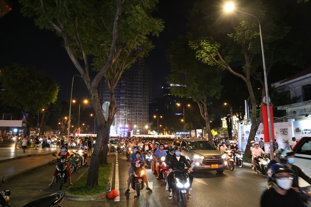 Hàng ngàn người đổ về trung TP HCM đêm Giáng sinh - Ảnh 1.