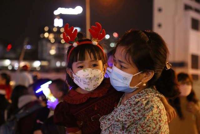 Hàng ngàn người đổ về trung TP HCM đêm Giáng sinh - Ảnh 9.