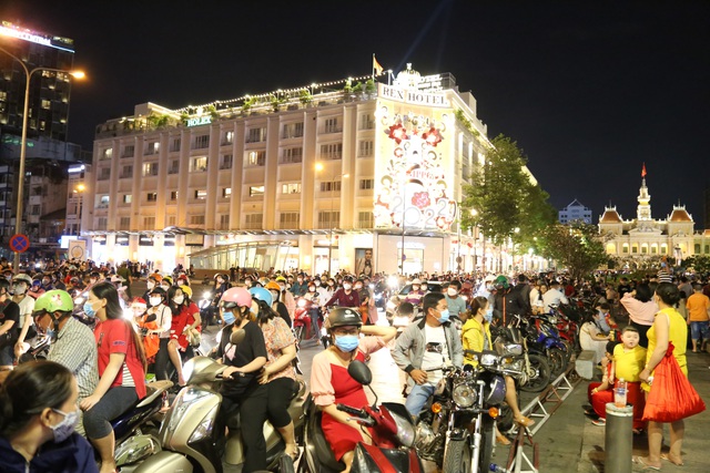Hàng ngàn người đổ về trung TP HCM đêm Giáng sinh - Ảnh 3.