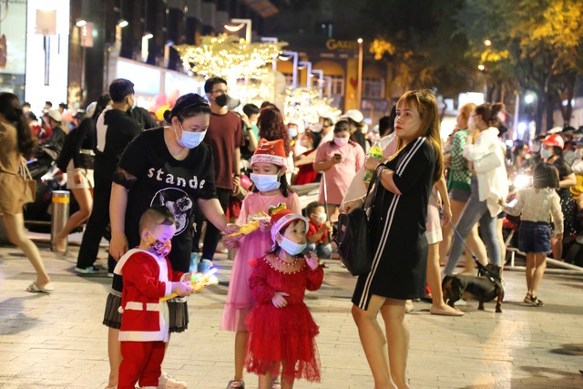 Hàng ngàn người đổ về trung TP HCM đêm Giáng sinh - Ảnh 5.