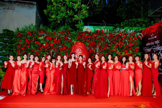 Dạ tiệc hoa hồng cuối năm gây “bão” tại Xanh Garden - Ảnh 1.