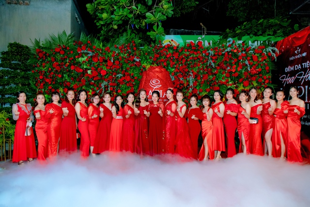 Dạ tiệc hoa hồng cuối năm gây “bão” tại Xanh Garden - Ảnh 2.