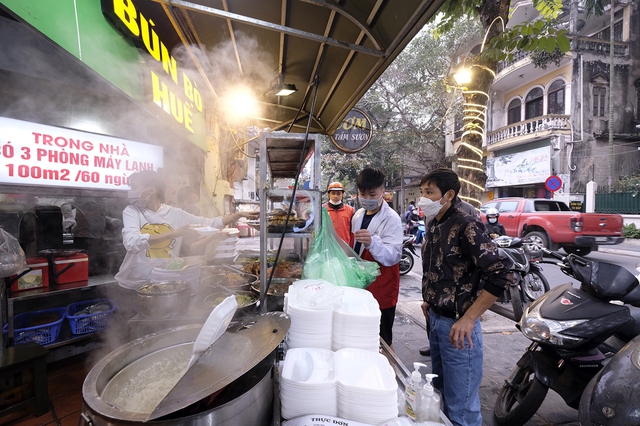 Đề xuất không đánh thuế hộ kinh doanh có doanh thu dưới 200 triệu đồng: Người mong chờ, 'kẻ' lo lắng tiền 'trượt giá'- Ảnh 2.