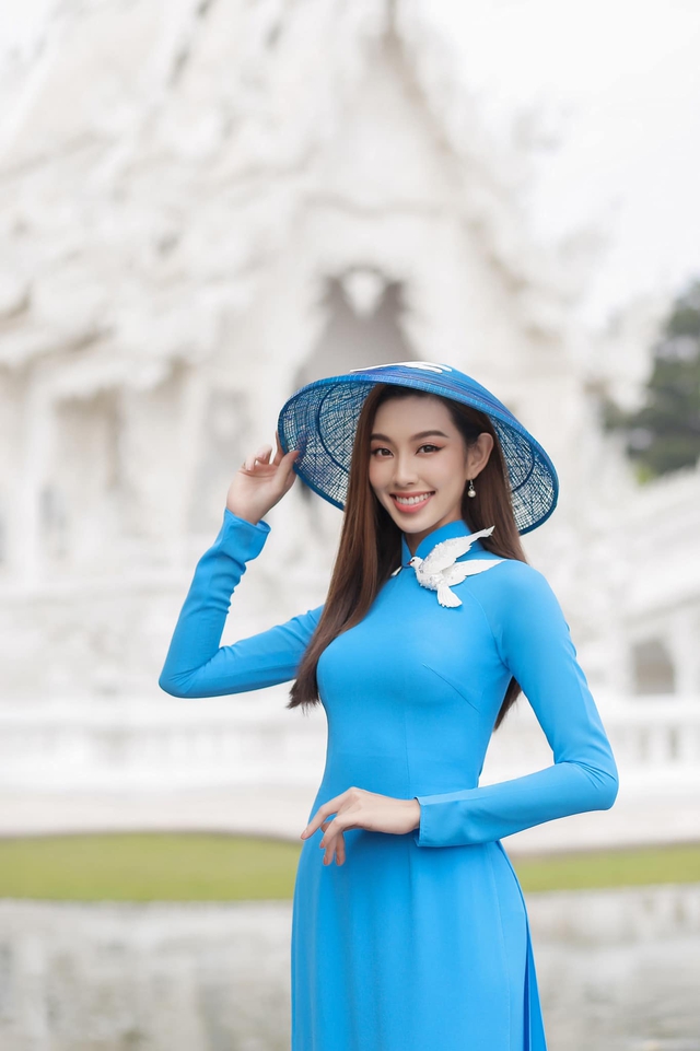 Chán cosplay gái Thái, Nguyễn Thúc Thùy Tiên tự hào đội nón lá khoe tà áo dài Việt Nam tại xứ chùa Vàng - Ảnh 2.